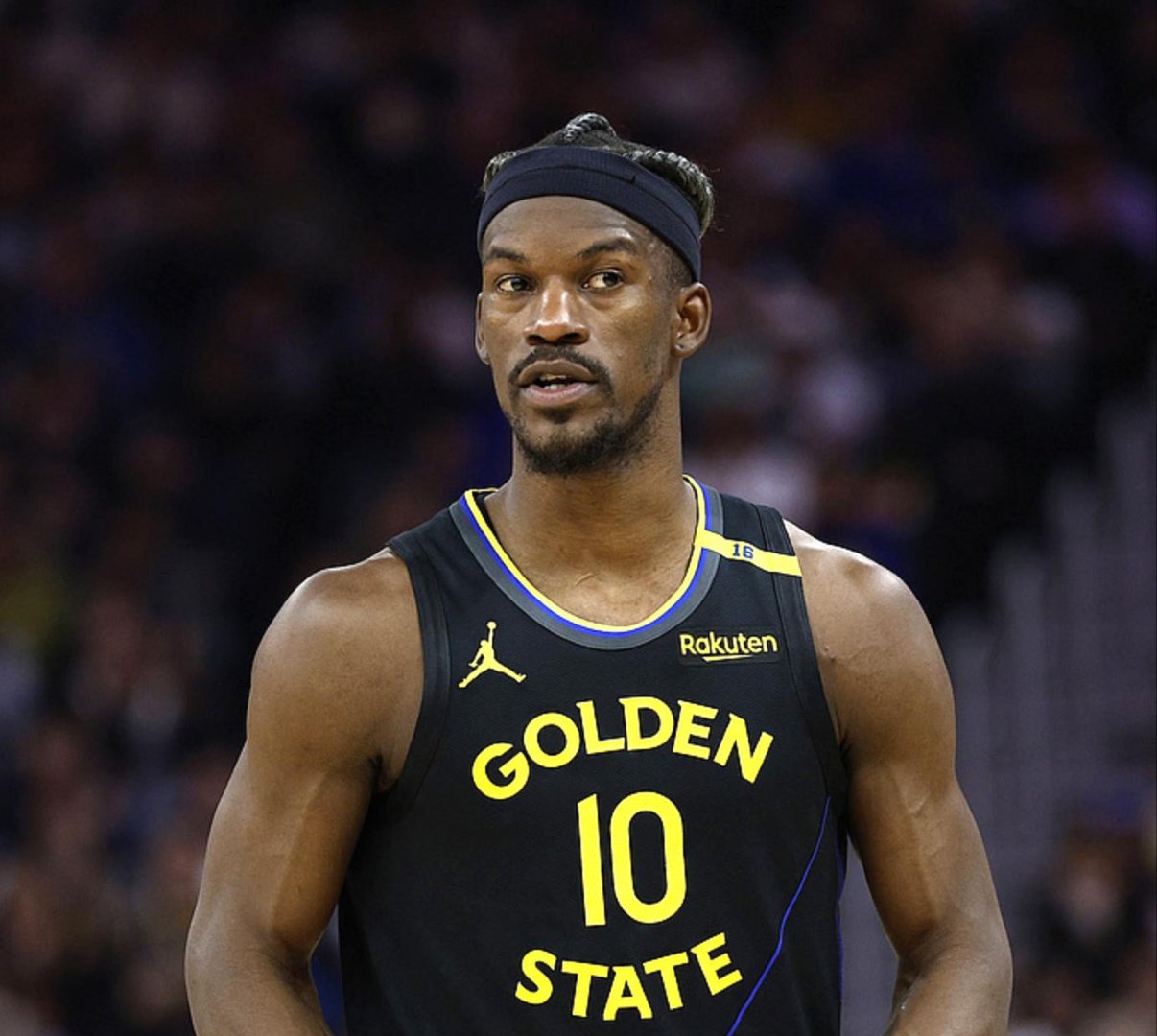 老鹰队球员表现出色，球队士气高昂，掌声雷动的简单介绍